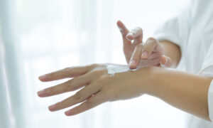 Suche dłonie - 5 domowych sposobów na przesuszoną skórę rąk